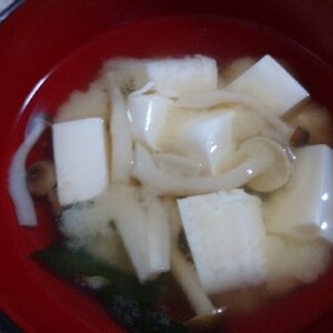 しめじと豆腐と野菜の味噌汁